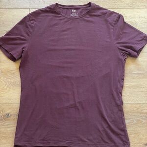 H&M Men’s slim fit basic tee. Size medium. Great condition.
